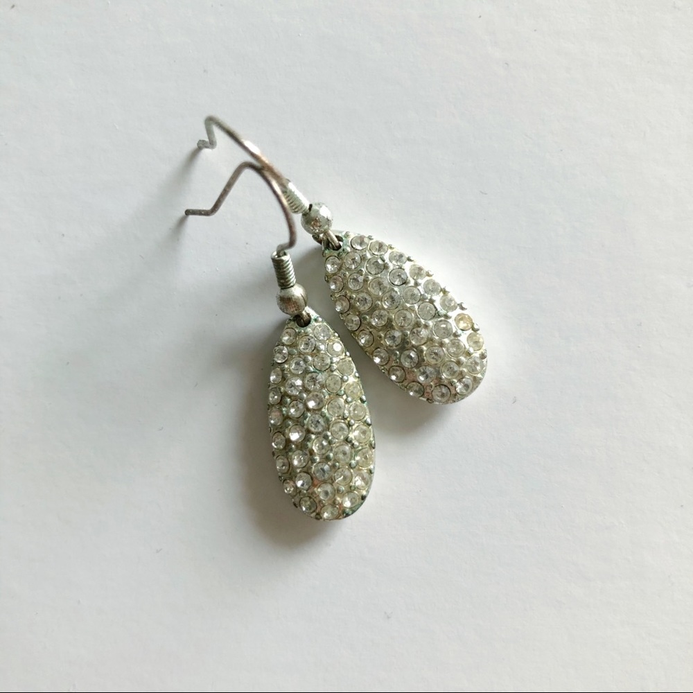 SUZY SHIER Small Silver Crystal Drop Earrings